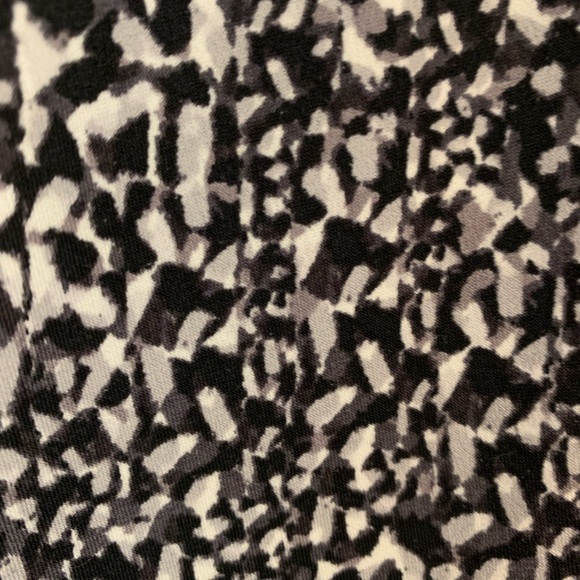 Ellen Tracy Women’s Black and White scoop Neck top. Size Large $15 - Picture 4 of 5